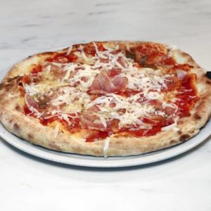 Pizza_Corsica, meilleure pizza de Toulouse. Cuite au feu de bois, Base tomate, mozzarella "FDT" artisanale, coppa Corse (AOP), tome de chèvre artisanal (AOP), miel bio et thym des montagnes bio . (31cm)