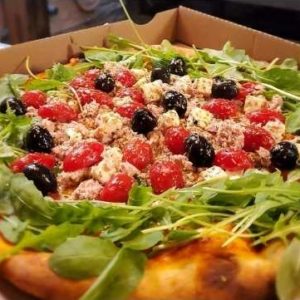 Pizza Hercules by il gusto pizzeria: Base tomate, feta, thon, origan, olives noires, roquettes, petite tomates cerises.