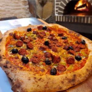 Pizza Merguez Halal by Il Gusto pizzeria. Les meilleures pizzas Halal de Toulouse. Pizza Merguez Halal: Base tomate, mozzarella "FDT" artisanale, merguez "halal", olives BIO et oignons, poivrons rouges.