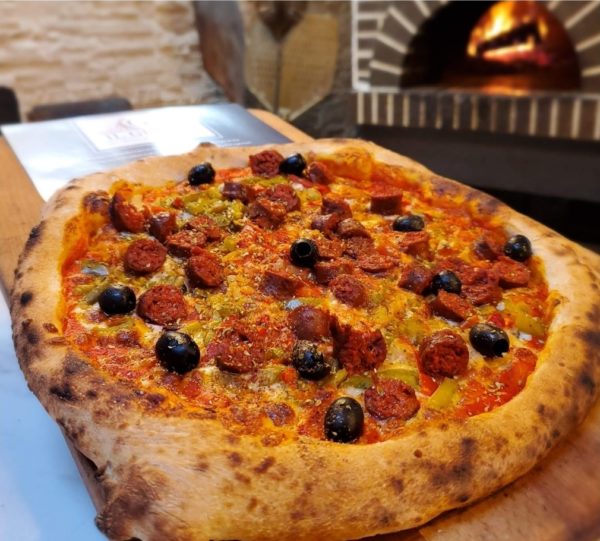 Pizza Merguez Halal by Il Gusto pizzeria. Les meilleures pizzas Halal de Toulouse. Pizza Merguez Halal: Base tomate, mozzarella "FDT" artisanale, merguez "halal", olives BIO et oignons, poivrons rouges.