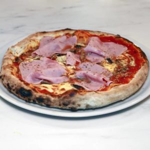 Pizza Tabarka by Il Gusto pizzeria. Les meilleures pizzas Halal de Toulouse livrées chez vous. Pizza cuite au feu de bois, Base tomate, mozzarella "FDT" artisanale, jambon de dinde "hallal" et champignons de Paris frais.