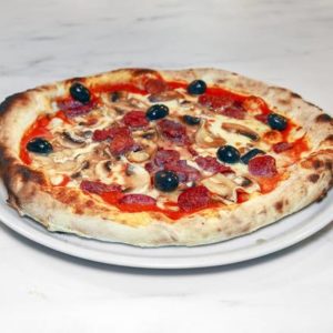 Meilleure pizza de Toulouse. Pizza Gersoise cuite au feu de bois, Base tomate, mozzarella "FDT" artisanale, gésiers de canard (Label rouge), oignons, olives noires bio et champignons de Paris frais. (31cm)