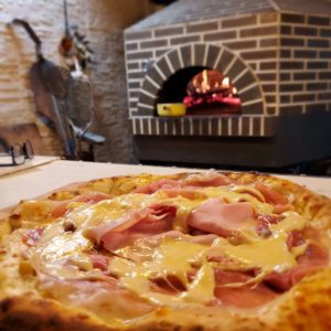 Pizza Winter is Coming by Il Gusto pizzeria. Les meilleures pizzas de Toulouse livrées chez vous. Pizza cuite au feu de bois, base crème fraîche, mozzarella (FDT) artisanal, raclette Suisse (AOP), jambon de Parme artisanal, jambon d'épaule, pommes de terre cuite au feu de bois.