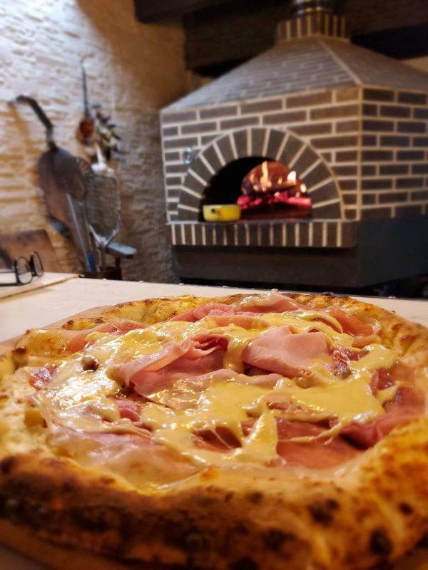 Pizza Winter is Coming by Il Gusto pizzeria. Les meilleures pizzas de Toulouse livrées chez vous. Pizza cuite au feu de bois, base crème fraîche, mozzarella (FDT) artisanal, raclette Suisse (AOP), jambon de Parme artisanal, jambon d'épaule, pommes de terre cuite au feu de bois.