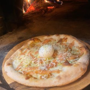 Pizza Reine des neiges by Il Gusto pizzeria. Les meilleures pizzas de Toulouse livrées chez vous. Pizza cuite au feu de bois,Base crème fraîche, mozzarella "FDT" artisanale, saumon fumé de Norvège, burrata, parmesan 24 mois d'affinage (DOP), citron, aneth BIO.