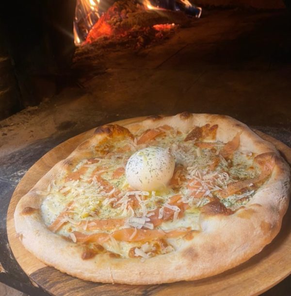 Pizza Reine des neiges by Il Gusto pizzeria. Les meilleures pizzas de Toulouse livrées chez vous. Pizza cuite au feu de bois,Base crème fraîche, mozzarella "FDT" artisanale, saumon fumé de Norvège, burrata, parmesan 24 mois d'affinage (DOP), citron, aneth BIO.